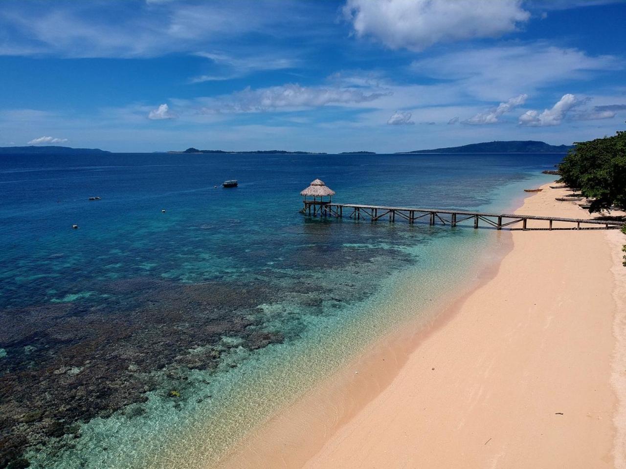 Coral Eye Boutique Resort And Marine Outpost Likupang Buitenkant foto